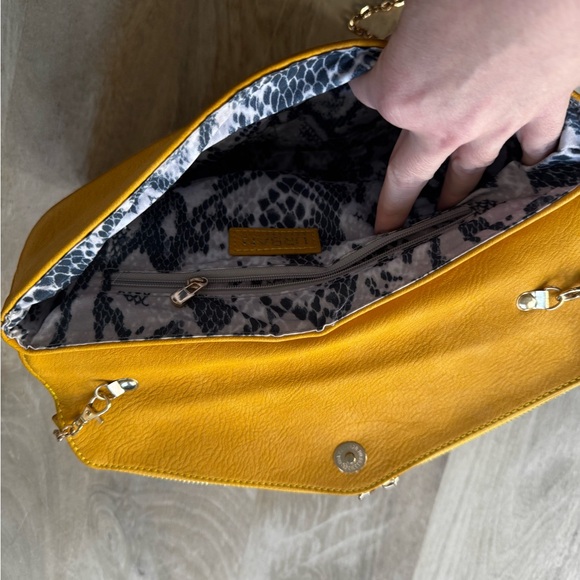 Stitch Fix Urban Expressions Nala Tassel Zip Clutch in mustard yellow - Picture 4 of 6